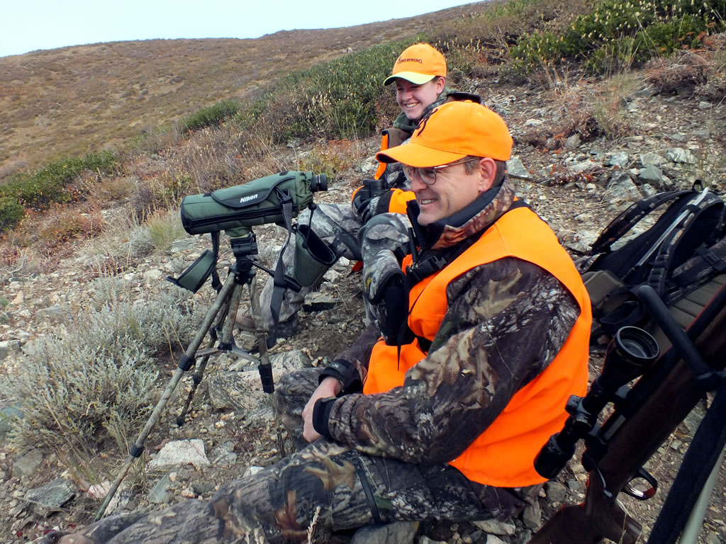 Glassing mule deer hunting