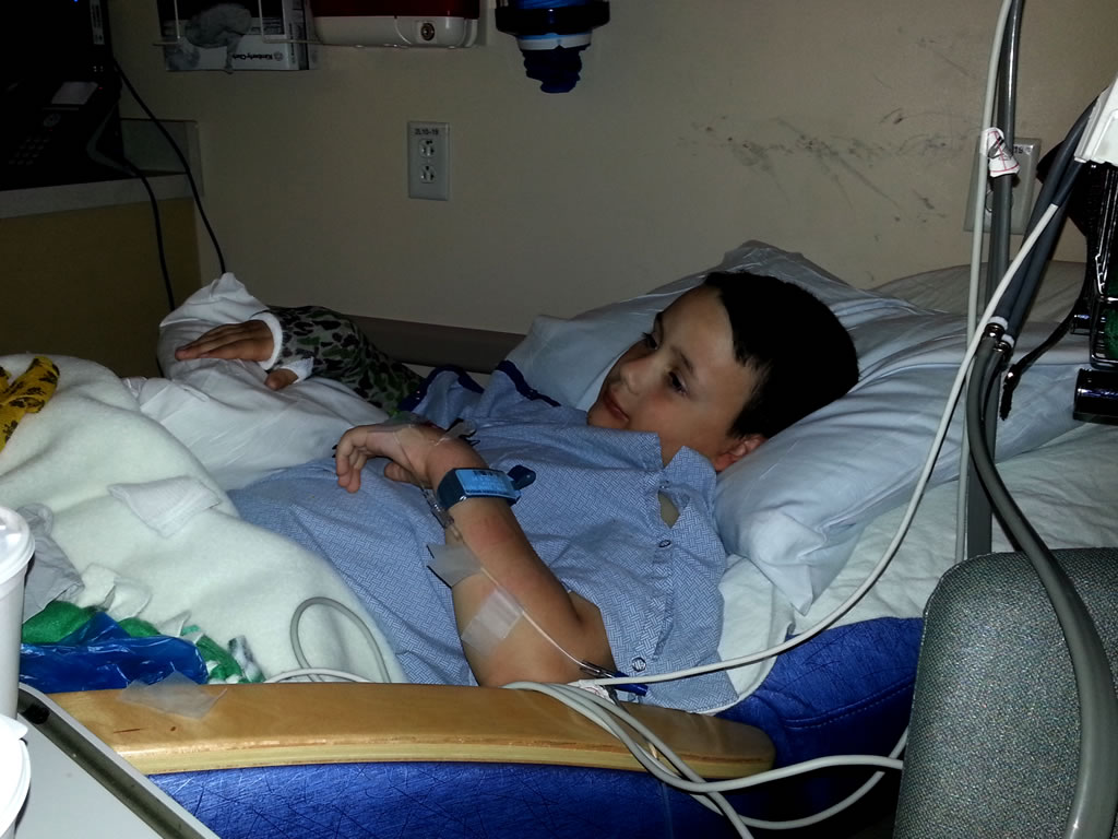 KB with a camo cast on his arm